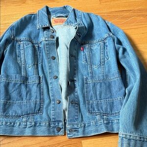 Men’s light wash Levi’s Blue Denim Jacket, unisex men’s medium, great condition